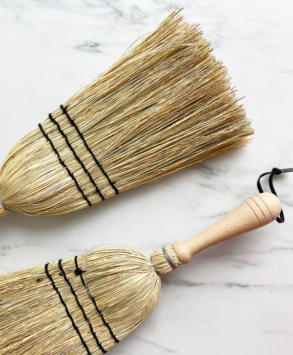 RICE STRAW HAND BRUSH W/ WOODEN HANDLE
